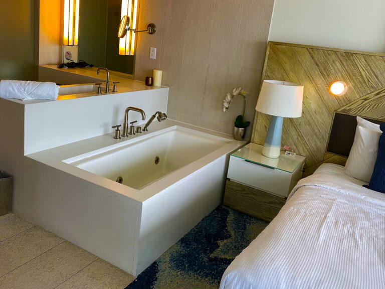 1-bedroom-5-star-fort-lauderdale-condo-hotel-bathroom-area-