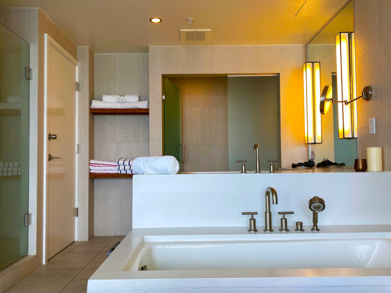 1-bedroom-5-star-fort-lauderdale-condo-hotel-bathroom-with-bath-tub-