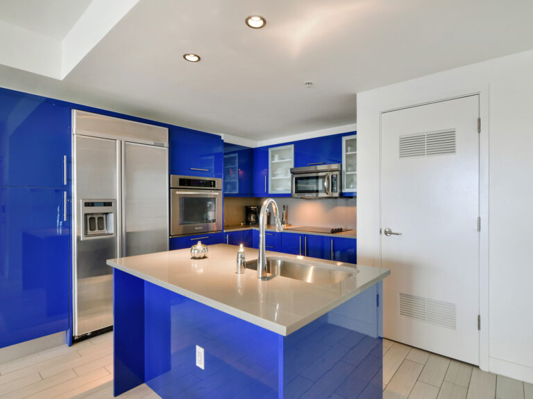 1-bedroom-5-star-fort-lauderdale-condo-hotel-kitchen-with-dining-