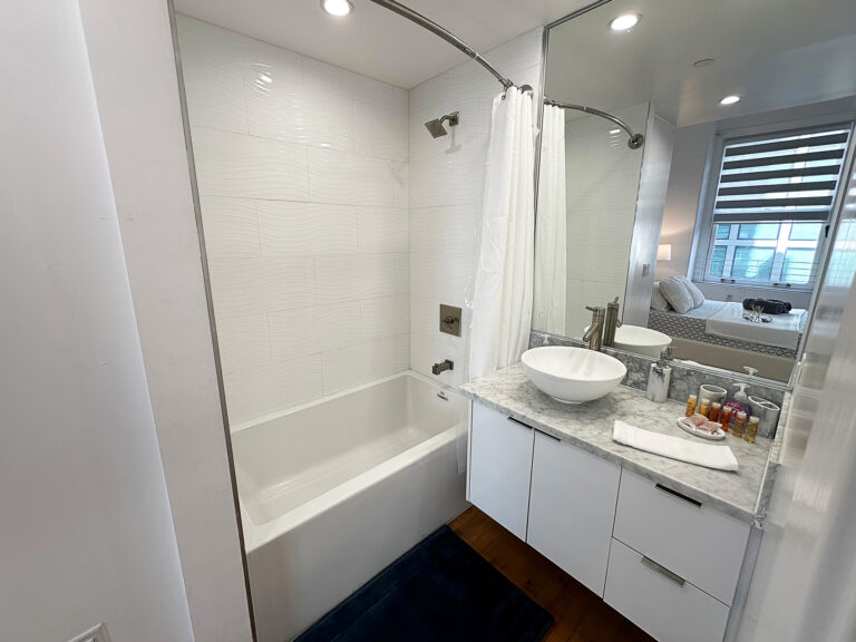 2-bedroom-hwh-suite-bathroom-with-bathtub