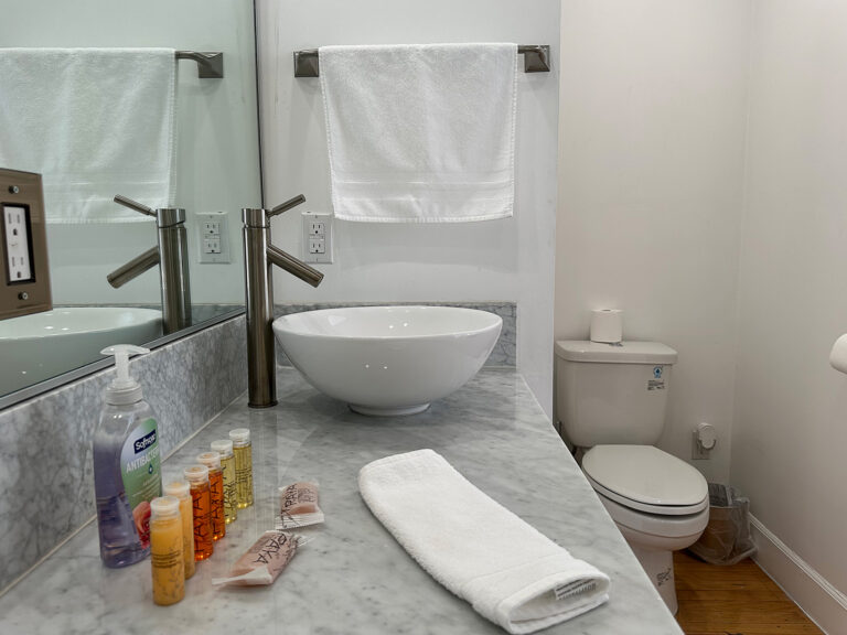 2-bedroom-hwh-suite-bathroom-with-towels