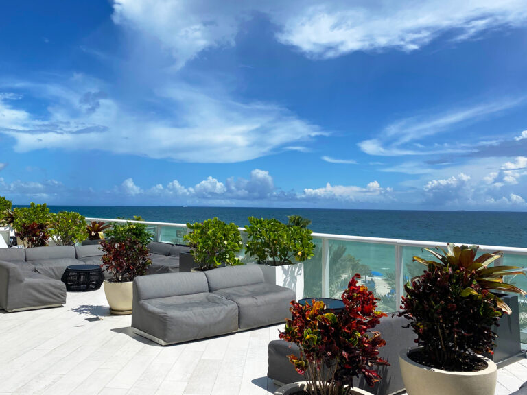 5-star-fort-lauderdale-condo-hotel-outdoor-sitting-area