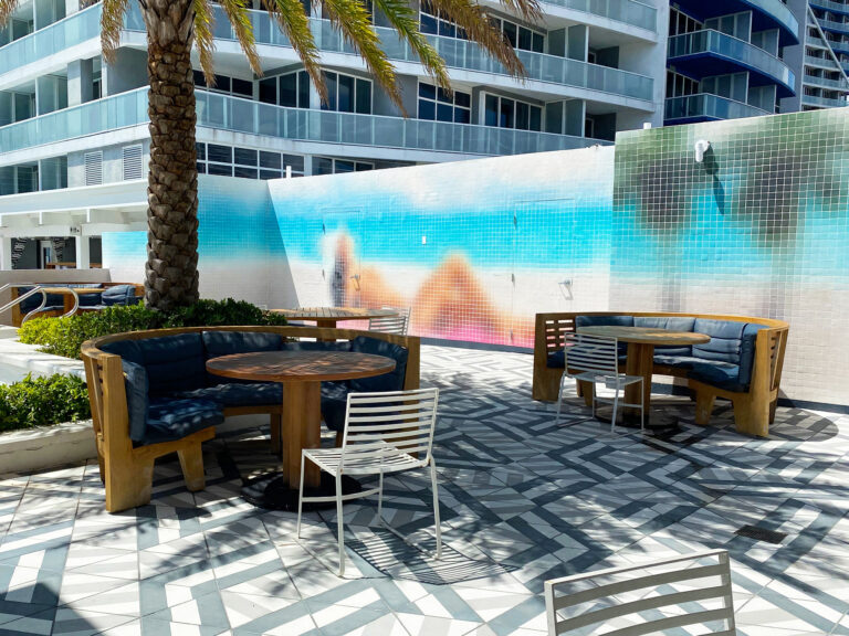 5-star-fort-lauderdale-hotel-outdoor-sitting-area