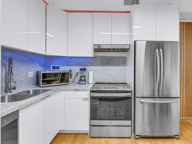 hwh-modern-2-bedroom-suite-kitchen